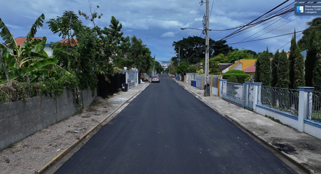 Continúa programa de asfaltado en el municipio de Santiago