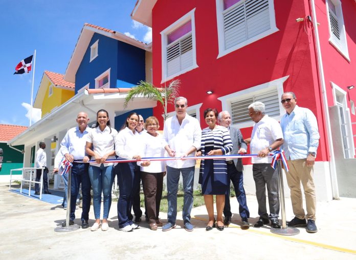 Abinader inaugura dos escuelas que benefician a 1,600 estudiantes y un CAIPI con capacidad para 250 niños y niñas en SDN