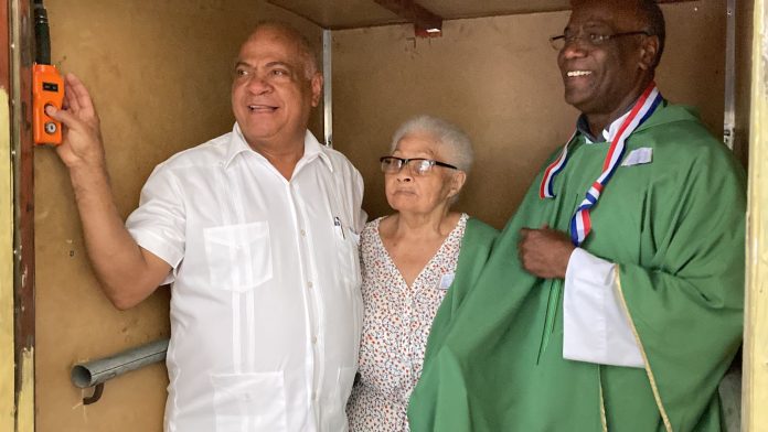 Diputado Ramón Bueno pone en funcionamiento ascensor en la Parroquia San Elías Profeta en Villas Agrícolas