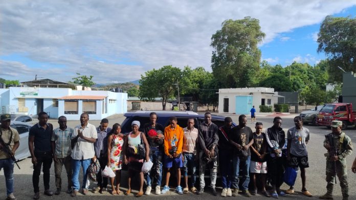 Ejército somete a la justicia a un dominicano y un haitiano que intentaron ingresar a RD a 23 indocumentados