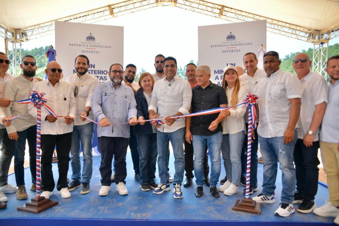 Ministro Kelvin Cruz inaugura play de softbol en Manabao, Jarabacoa