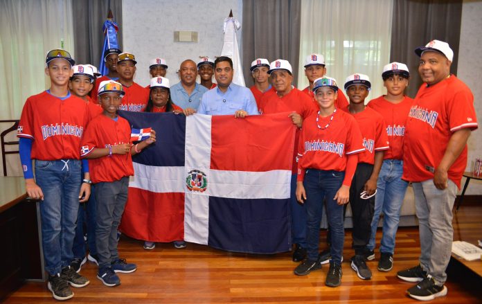 Ministro Kelvin Cruz entrega Bandera Nacional selección béisbol U12 Ministro Kelvin Cruz entrega Bandera Nacional selección béisbol U12