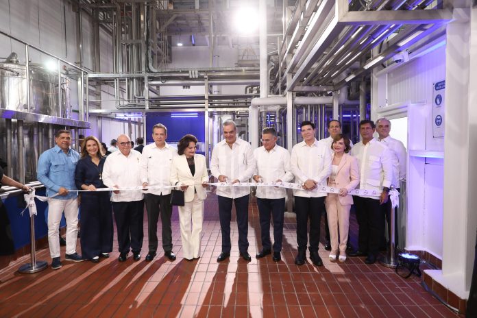 WhatsApp Image 2024-10-23 at 1.49.18 PM Pedro Brache afirma presiente Abinader ha creado un clima favorable para inversión local y extranjera Mandatario participó en inauguración, ampliación y modernización de planta procesamiento y almacén logístico de Grupo Rica. Santo Domingo. - El presidente de Grupo Rica, Pedro Brache, resaltó este miércoles que bajo el liderazgo del presidente Luis Abinader se ha creado un clima favorable para la inversión local y extranjera impulsado por las políticas de estado. “Presidente, por sus valientes ejecutorias y su gabinete ha creado un clima acto para la inversión local y para la inversión extranjera que nos ha dado la confianza para tomar la decisión de hacer obras como estas, muy importantes para nosotros y para el país”, aseguró Brache. Durante su discurso en la inauguración de la ampliación y modernización de la planta de procesamiento y almacén logístico de Grupo Rica, señaló que, como resultado del clima de inversión del que disfrutan los empresarios en el país, se ha anunciado una inversión que iniciará en el año 2025 para la construcción de un nuevo centro de distribución logística en la ciudad de Santo Domingo, el cual contará con una inversión que superará los 4 mil millones de pesos en los próximos tres años. Esta ampliación y modernización de su planta de procesamiento y almacén logístico tiene una inversión de RD$2 mil millones de pesos y tiene como objetivo principal duplicar la capacidad de exportación de la compañía, fortaleciendo su posición en los mercados internacionales. La inversión se ha enfocado en la adquisición de tecnología de punta para optimizar los procesos de producción y en la implementación de un sistema logístico de vanguardia. Esta expansión generará nuevos empleos especializados en la región y contribuirá significativamente al crecimiento económico del país a través del aumento de las exportaciones. Estas mejoras permitirán a Grupo Rica aumentar su eficiencia operativa y capacidad de respuesta ante la creciente demanda internacional de sus productos. Políticas que fomentan incorporación de tecnologías disruptivas De su lado, el ministro de Industria, Comercio y Mipymes, Víctor -Ito- Bisonó, expresó que desde el inicio del primer mandato del presidente Luis Abinader se han promovido políticas que fomentan la incorporación de tecnologías disruptivas en las industrias del país. “Iniciativas como la Agenda Digital, la Estrategia Nacional de Inteligencia Artificial (ENIA) y el Plan de Transformación Digital de la Industria Manufacturera Local son ejemplos de la visión transformadora que busca potenciar el crecimiento del país a través de la innovación y la tecnología. “Es precisamente esa visión, compartida fielmente por el sector industrial, la que vemos materializada hoy aquí, en Grupo Rica”, aseveró Bisonó. Del mismo modo, indicó que, al inaugurar esta moderna planta, también se celebra el impacto positivo que esta expansión tendrá sobre la economía nacional. “Esta nueva infraestructura contribuirá a incrementar la productividad, generar empleos de calidad y consolidar el papel de la República Dominicana como un proveedor confiable de productos lácteos y alimentarios”. Estuvieron presentes, los ministros, de Trabajo, Luis Miguel de Camps; de agricultura, Limber Cruz; de Salud, Víctor Atallah; la Alcaldesa del DN, Carolina Mejía; los presientes, de AIRD, Julio Virgilio Brache; de Grupo Estrella, Manuel Estrella; del Banco Popular, Manuel Grullón; del Grupo Corripio, Manuel Corripio; el director de Negocios Internacionales de Grupo Rica, Braulio Brache Álvarez; la directora de la Fundación de Grupo Rica, Carmen María Brache, entre otros.