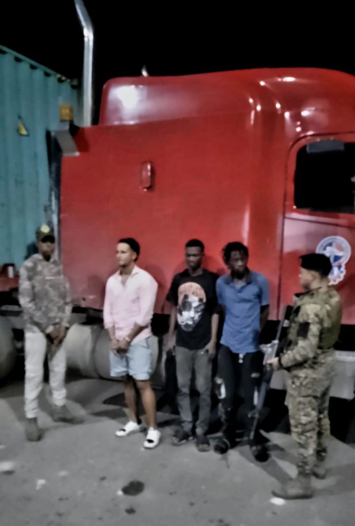 Ejército detiene camionero con indocumentados haitianos en camarote de patana