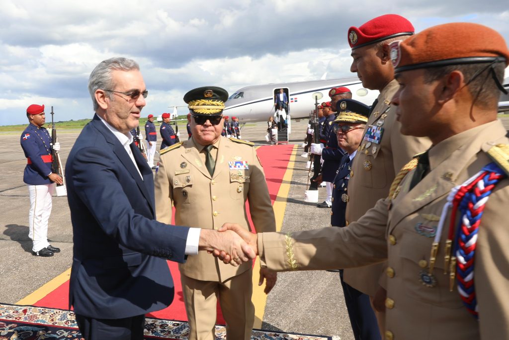 Abinader regresó esta tarde de Qatar