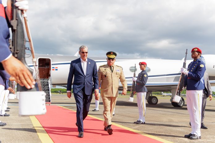 Abinader regresó esta tarde de Qatar