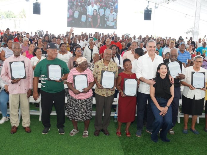 Presidente Abinader entrega 708 títulos de propiedad en Batey Palavé beneficiarán a 2,832 personas Presidente Abinader entrega 708 títulos de propiedad en Batey Palavé beneficiarán a 2,832 personas