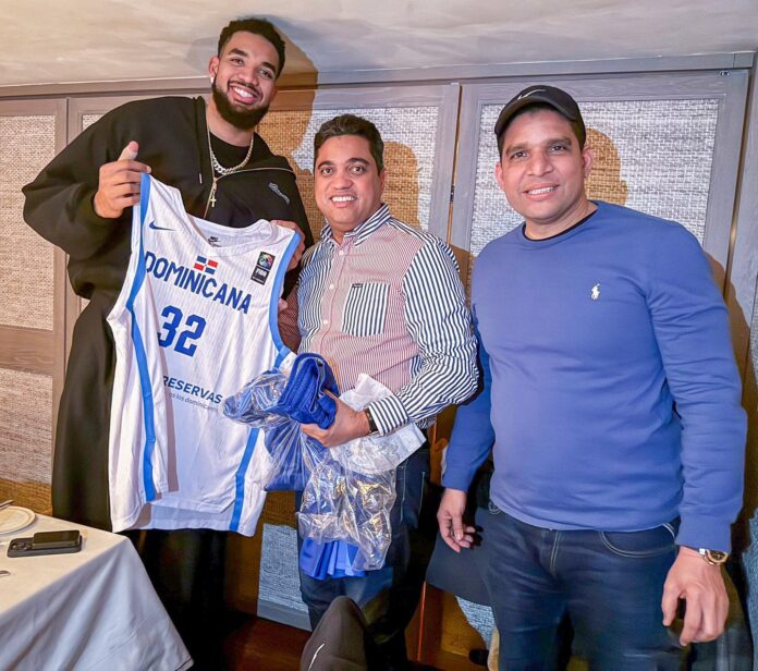 Ministro Kelvin Cruz y la súper estrella de la NBA Karl Anthony Town comparten en New York Ministro Kelvin Cruz y la súper estrella de la NBA Karl Anthony Town comparten en New York