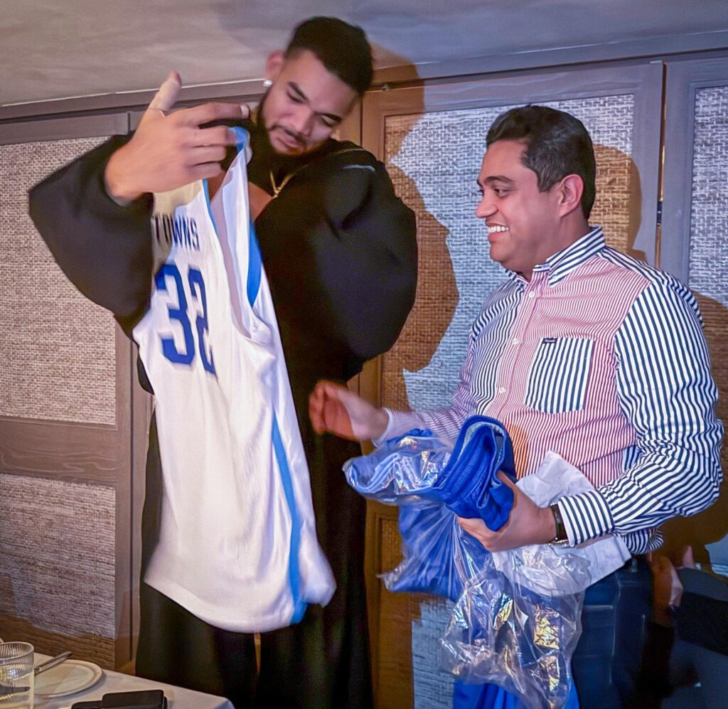 Ministro Kelvin Cruz y la súper estrella de la NBA Karl Anthony Town comparten en New York