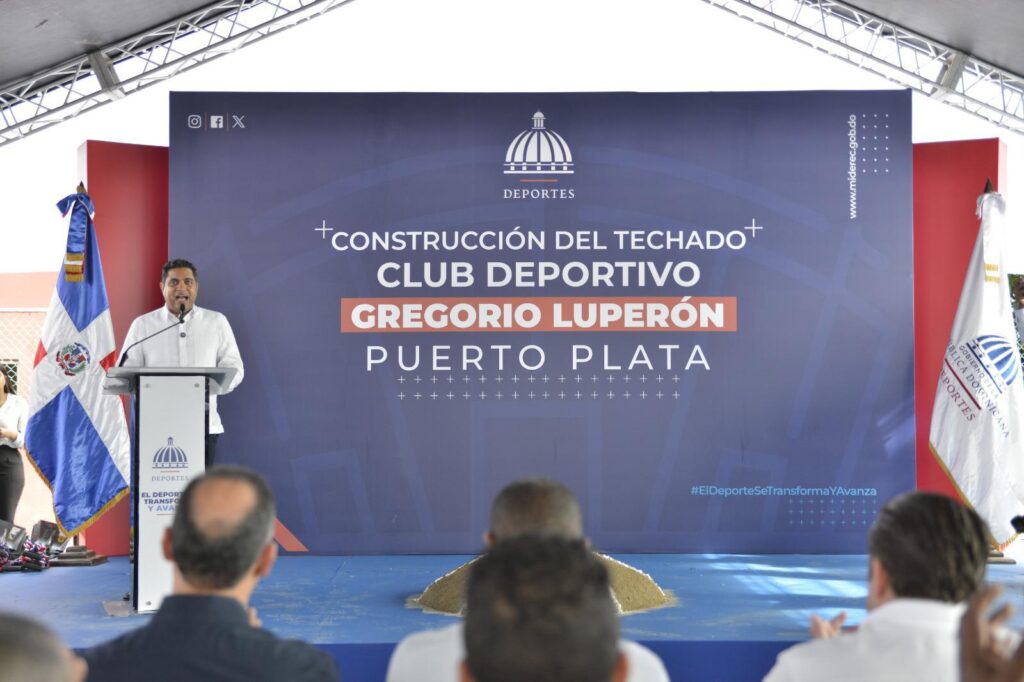 Kelvin Cruz y José Paliza dan inicio construcción techados en Puerto Plata.