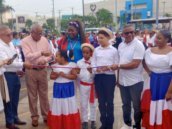 Director del Distrito Educativo 10-03 pide a estudiantes seguir ejemplo de los padres de la Patria