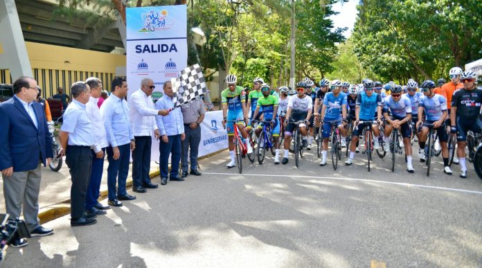 Ministros Kelvin Cruz y Andrés Bautista dan inicio a la vuelta ciclistca independencia
