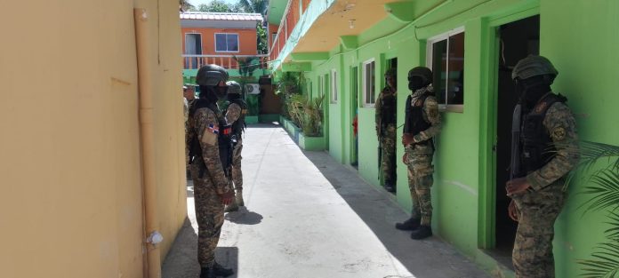 Ejército y Migración requisan hotel en Montecristi, detienen indocumentados y ocupan porciones de sustancias narcóticas