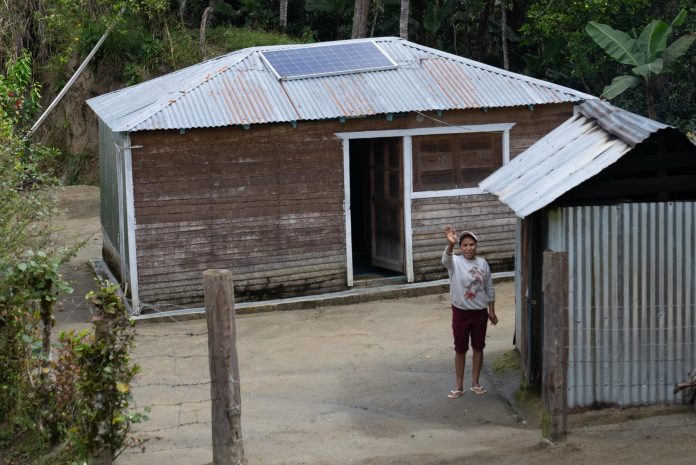 Energía y Minas lleva electricidad a más de 850 comunitarios de El Rosalito, en Ocoa