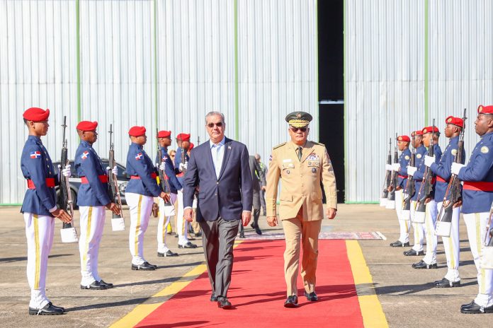 Presidente Abinader sale a Uruguay para asistir a toma de posesión de Yamandú Orsi