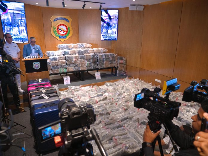 DNCD confisca 11 maletas cargadas de Marihuana DNCD confisca 11 maletas cargadas de Marihuana