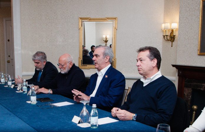 Presidente Abinader Sostiene reunión de coordinación con empresarios dominicanos en Washington
