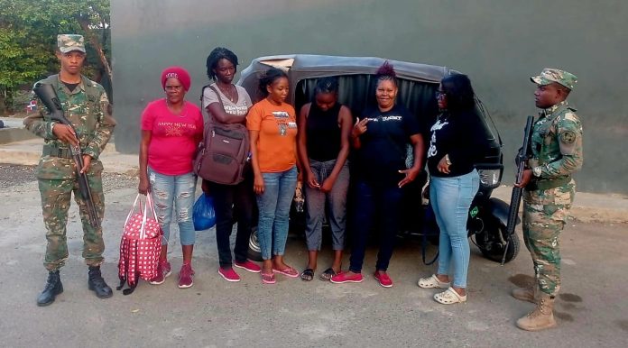 Abandonan 12 haitianos indocumentados dos moto-taxis en Santiago Rodríguez