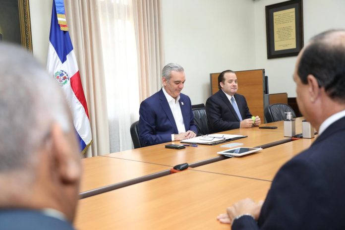 Pleno de la JCE presenta Proyecto del Cambio de Cédula de Identidad y Electoral al presidente Luis Abinader