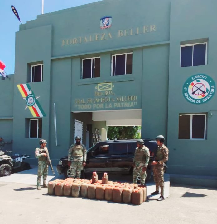 Ejército ocupa garrafones con 162 galones de gasolina en una jeepeta en Dajabón Ejército ocupa garrafones con 162 galones de gasolina en una jeepeta en Dajabón