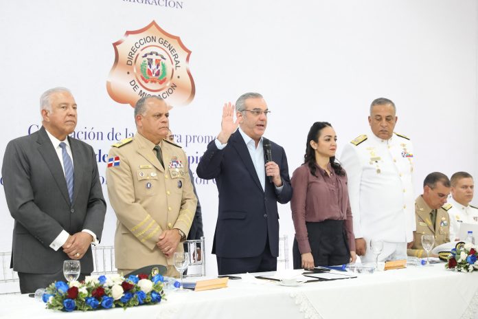 Presidente Abinader encabeza graduación de 160 nuevos agentes para interdicción migratoria de la DGM