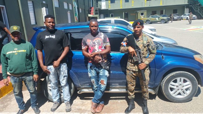Arrestan sargento y raso del ejército por traficar con haitianos