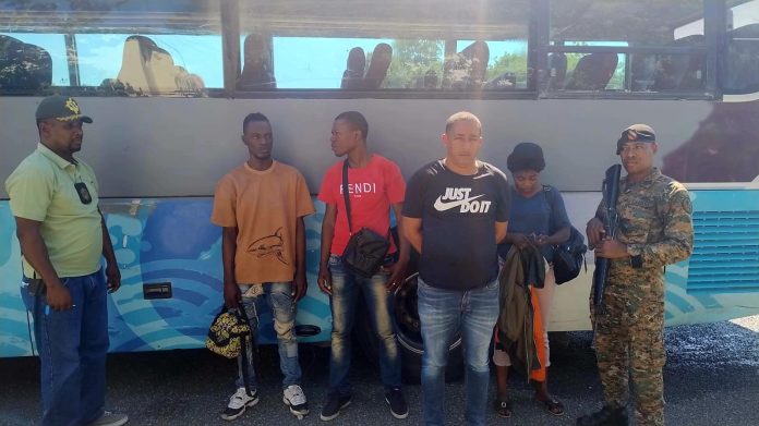 Por segunda vez Ejército arresta hombre con inmigrantes indocumentados en autobús en Azua