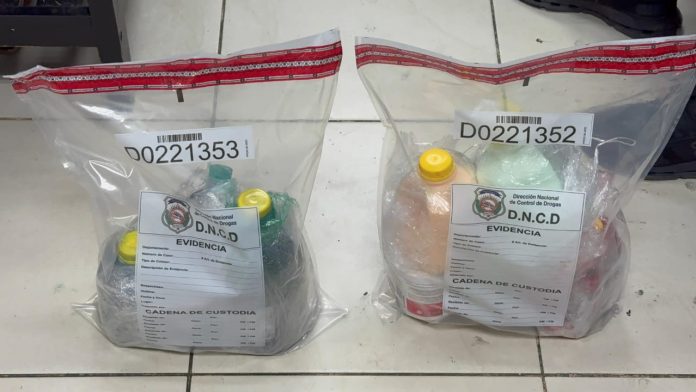 OCUPAN 20 ENVASES SIMULABAN SER CHAMPÚ Y TRATAMIENTO PARA EL CABELLO LLENOS DE COCAÍNA