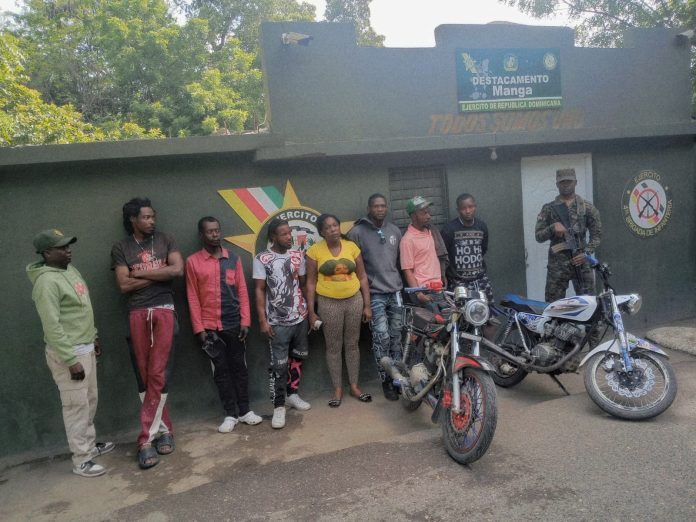 Retienen motocicletas en las que eran transportados haitianos indocumentados en San Juan de la Maguana y Montecristi