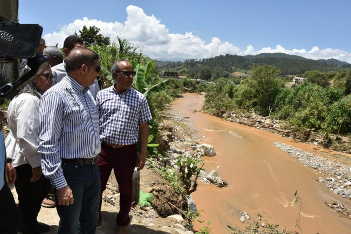 Ministro de Agricultura recorre zonas agrícolas inundadas en Constanza