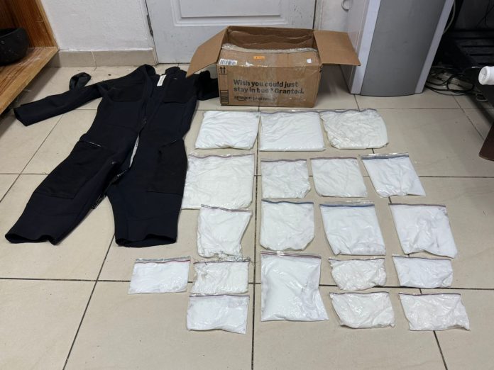 DNCD ocupa 300 gramos de cocaína en traje de buzo con destino USA
