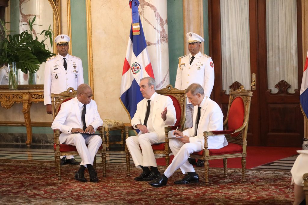 Presidente Abinader recibe cartas credenciales de siete nuevos embajadores en el país