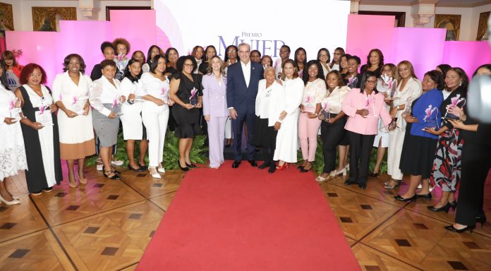 Presidente Abinader encabeza quinta edición del premio Mujer Supérate; reconocen a 36 mujeres SUPEREmprendedoras