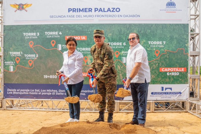Ministros de la Presidencia y de Defensa dan primer palazo para iniciar segunda fase de la verja perimetral fronteriza en Dajabón