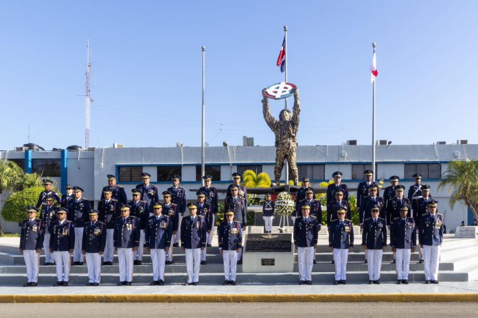 Fuerza Aérea de República Dominicana conmemora a Nuestra Señora del Carmen con misa, ofrenda floral y acto de graduación