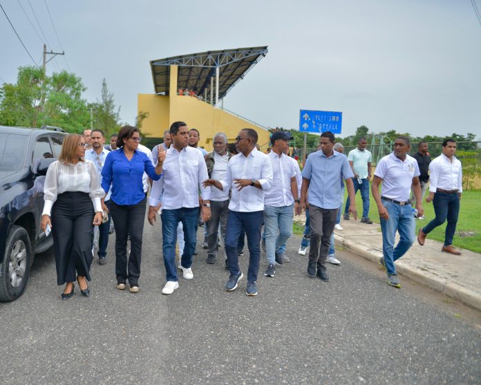 Ministro Kelvin Cruz realiza recorrido de supervisión de obras deportivas en Monte Plata