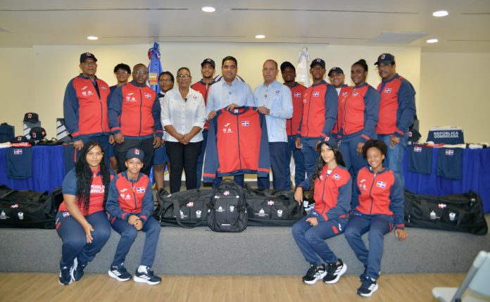 Ministro Kelvin Cruz entrega indumentaria que usarán atletas en Juegos Panamericanos Junior Ministro Kelvin Cruz entrega indumentaria que usarán atletas en Juegos Panamericanos Junior