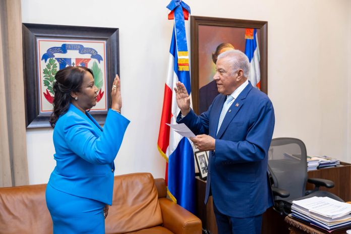 [9:53 a. m., 19/8/2025] Jorgito Director gestión: MIDE gradúa a cadetes y soldados en cursos de Operaciones Tácticas Especiales en Áreas Urbanas y Tirador de Alta Precisión Santo Domingo, R.D. – Con el firme propósito de seguir fortaleciendo la capacidad operativa de las Fuerzas Armadas frente a amenazas terroristas y escenarios de alto riesgo, el Ministerio de Defensa (MIDE) celebró la graduación de los cursos de “Operaciones Tácticas Especiales en Áreas Urbanizadas” (Monteros) y Tirador de Alta Precisión (TAP). Los entrenamientos fueron impartidos a los cadetes de cuarto año del glorioso Ejército de la República Dominicana, así como a miembros de la Unidad de Comando Especial Contraterrorismo (UCT-MIDE) y de las Fuerzas Especiales de las diferentes instituciones armadas, fortaleciendo así la preparación… [1:16 p. m., 19/8/2025] Jorgito Director gestión: Xiomara Guante es juramentada como viceministra de Innovación, Transparencia y Atención Ciudadana del MAPRE
