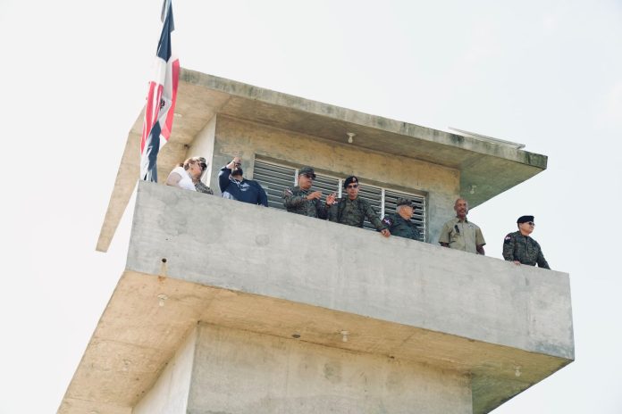 Ministro de Defensa de RD y Subsecretario de Defensa de EE.UU. recorren frontera domínico-haitiana de Manzanillo a Dajabón