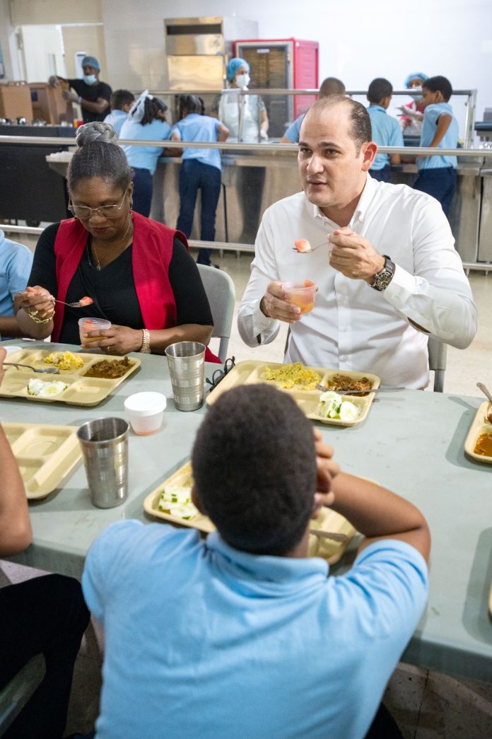 Director ejecutivo del INABIE supervisa alimentación escolar y comparte almuerzo con estudiantes Director ejecutivo del INABIE supervisa alimentación escolar y comparte almuerzo con estudiantesDirector ejecutivo del INABIE supervisa alimentación escolar y comparte almuerzo con estudiantes