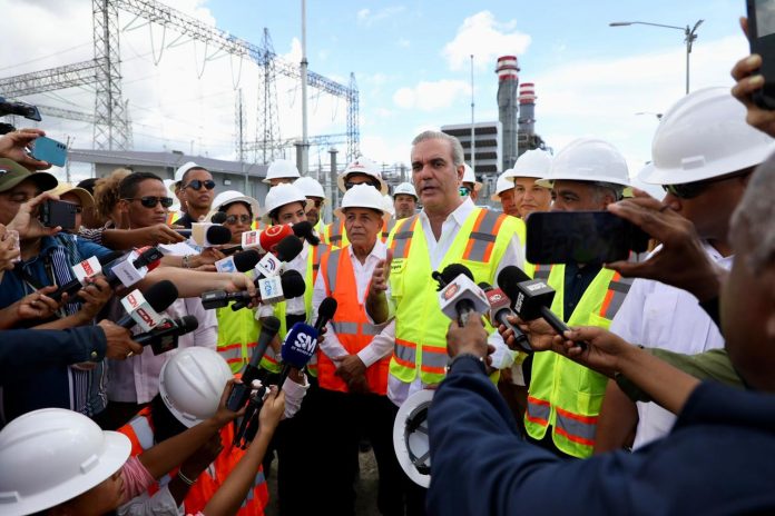 Presidente Abinader supervisa construcción de nueva planta eléctrica que aportará más de 400 megavatios al país