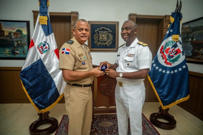 Ministro de Defensa realiza visita de trabajo a la Base Naval “27 de Febrero” y reconoce la labor de la Armada en la defensa de la soberanía nacional