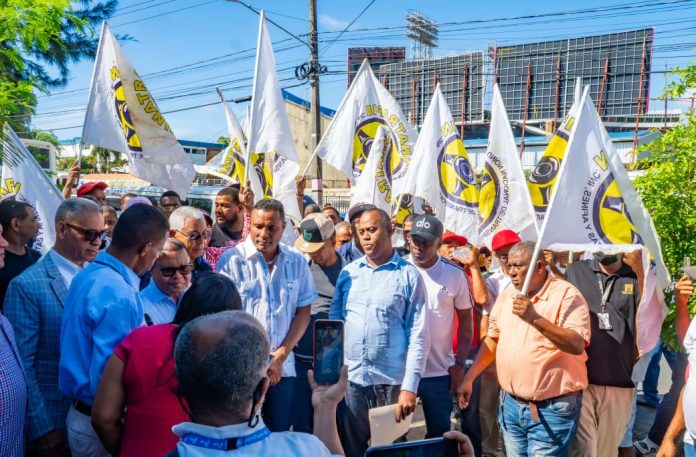 Transportistas protestan en INTRANT y exigen mantener subsidio a los combustibles para evitar alza del pasaje Transportistas protestan en INTRANT y exigen mantener subsidio a los combustibles para evitar alza del pasaje