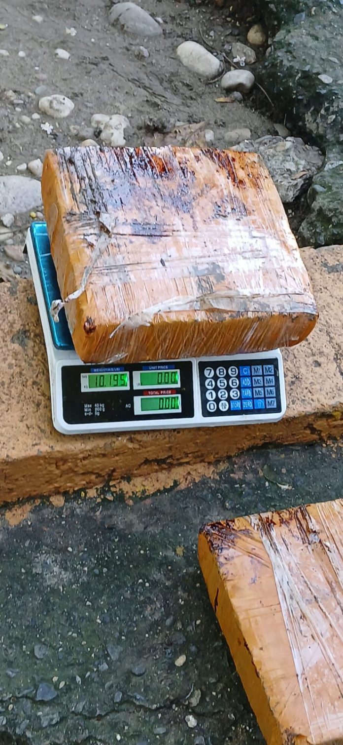 Decomisan más de 20 libras de presunta marihuana escondida en un vehículo durante operativo en Las Matas de Farfán