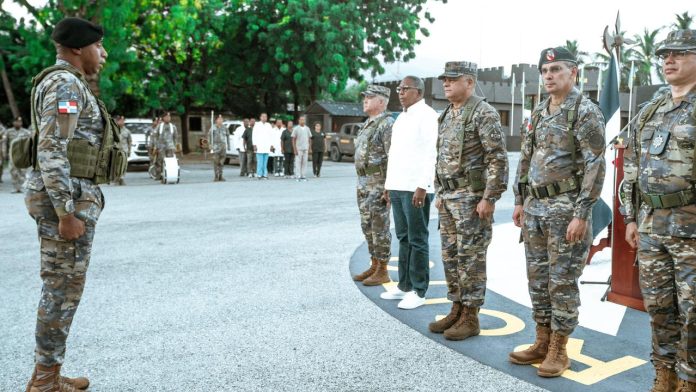 Ministro de Defensa recorre unidades del Ejército en la zona fronteriza y lleva mensaje de reconocimiento y felicitación navideña en nombre del Presidente de la República