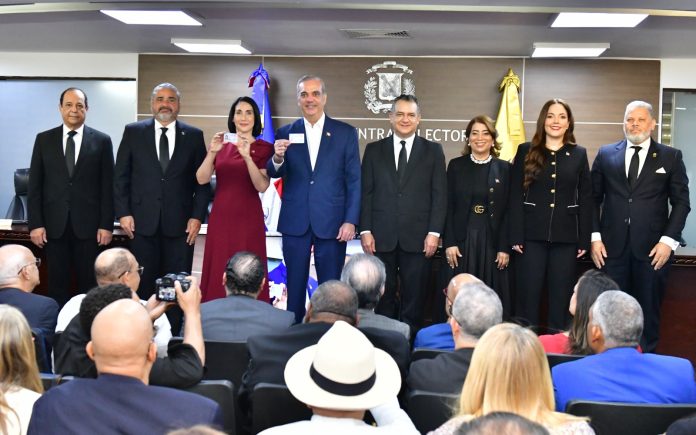 JCE entrega primera cédula de identidad y electoral en el nuevo formato al presidente RD y la primera dama