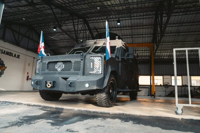 Presidente Abinader destaca transformación histórica de las Fuerzas Armadas al presentar el primer blindado FURIA ensamblado en la República Dominicana