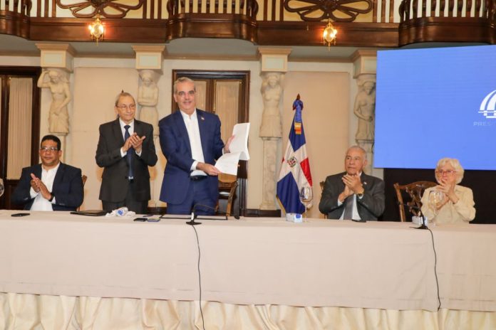 Presidente Abinader aprueba reglamento de aplicación de la Ley 47-25 de Contrataciones Públicas