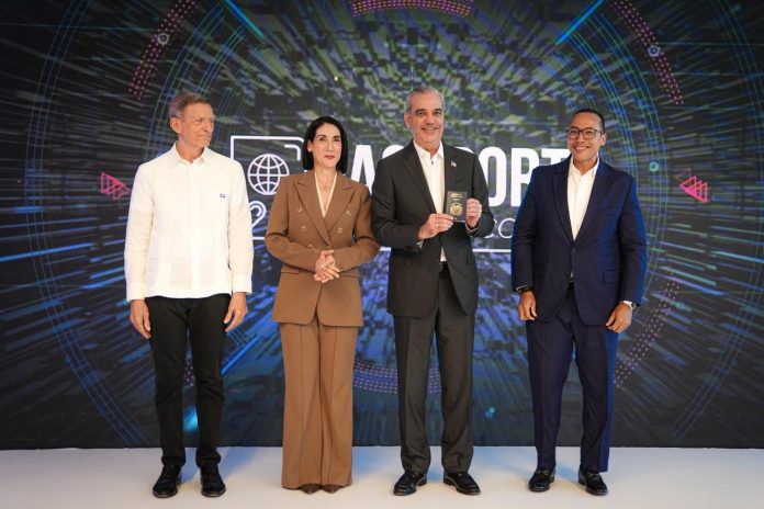 Presidente Luis Abinader recibió primer el nuevo pasaporte electrónico dominicano Presidente Luis Abinader recibió primer el nuevo pasaporte electrónico dominicano