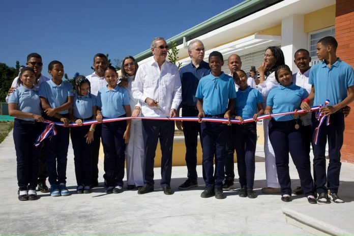Abinader inaugura liceo y centro educativo que beneficiará a más de 1,800 estudiantes en Azua
